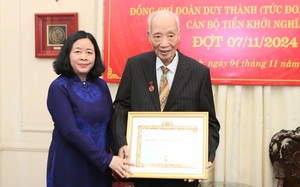 Bí thư Thành ủy Hà Nội trao Huy hiệu 80 năm tuổi Đảng cho đảng viên lão thành