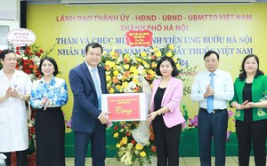 Lãnh đạo Thành ủy thăm, tặng quà bệnh viện nhân Ngày Thầy thuốc Việt Nam