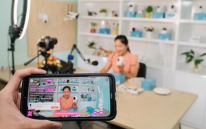 ‘Livestream’ qua sàn thương mại điện tử: Giải pháp giúp doanh nghiệp Việt vượt khó