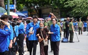 Tuổi trẻ Thủ đô tình nguyện hỗ trợ người dân vào viếng Tổng Bí thư Nguyễn Phú Trọng