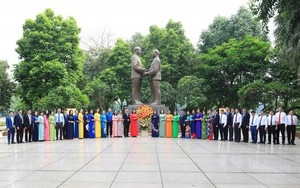 Lãnh đạo Thành phố dâng hoa tưởng nhớ Bác Hồ, Bác Tôn