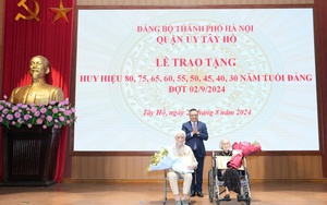 Trao Huy hiệu Đảng cho đảng viên lão thành quận Tây Hồ