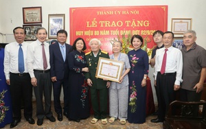 Lãnh đạo TP. Hà Nội trao Huy hiệu Đảng cho đảng viên lão thành