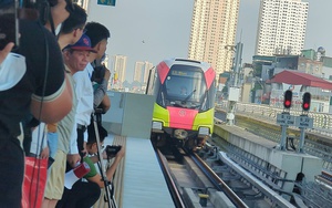 Người dân háo hức trải nghiệm tàu metro Nhổn-ga Hà Nội