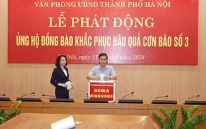 Văn phòng UBND TP. Hà Nội ủng hộ đồng bào bị thiệt hại do bão lũ