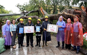 Thăm hỏi kịp thời công nhân làm nhiệm vụ khắc phục hậu quả sau bão