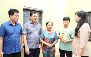 Thăm hỏi, động viên các hộ dân bị ảnh hưởng bởi bão số 3