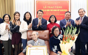 Bí thư Thành ủy Hà Nội trao Huy hiệu Đảng tặng đảng viên lão thành quận Ba Đình