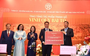 Hà Nội trao tặng tranh gỗ ‘Vinh quy bái Tổ’ cho Văn Miếu - Quốc Tử Giám