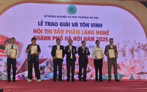 Festival bảo tồn và phát triển làng nghề quốc tế: Khẳng định vị thế – Nâng tầm thương hiệu tinh hoa Việt- Ảnh 3. Trao giải Hội thi sản phẩm làng nghề TP. Hà Nội năm 2025