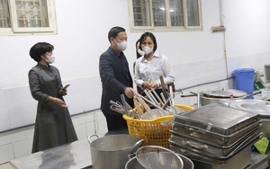 Kiểm tra đột xuất bữa ăn bán trú tại xã An Khánh- Ảnh 4. Trưởng Tiểu học Cự Khê thay nhà thầu mới cung cấp bữa ăn bán trú theo quy định