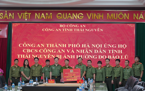 Công an Hà Nội trao quà ủng hộ Nhân dân và cán bộ, chiến sĩ Công an các tỉnh chịu hậu quả bão lũ