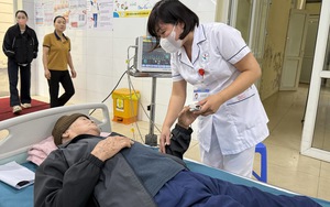 Người cao tuổi cần giữ ấm cơ thể khi thời tiết chuyển lạnh