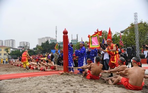 Sôi nổi màn tranh tài kéo co ngồi trong ngày hội kết nối di sản ở Hà Nội