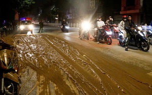 Xử phạt tài xế làm rơi bùn xuống phố, gây mất an toàn giao thông