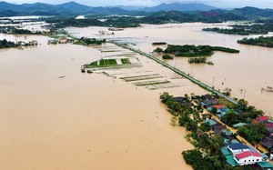 Hà Nội trao tặng 10 tỷ đồng hỗ trợ đồng bào các tỉnh khắc phục hậu quả bão, lũ