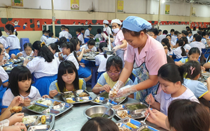 Hà Nội chuẩn hóa bữa ăn bán trú, bảo đảm an toàn thực phẩm cho học sinh