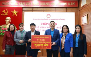 Liên đoàn Lao động Hà Nội trao 100 triệu đồng ủng hộ đồng bào miền Trung