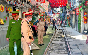 Hà Nội: Quyết liệt xử lý vi phạm lấn chiếm hành lang an toàn đường sắt tại khu vực ngõ đường tàu