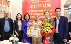 Lãnh đạo MTTQ TP. Hà Nội trao Huy hiệu Đảng tại Chuyên Mỹ