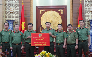 Công an Hà Nội động viên, tặng quà công an và nhân dân các tỉnh chịu ảnh hưởng bão lũ