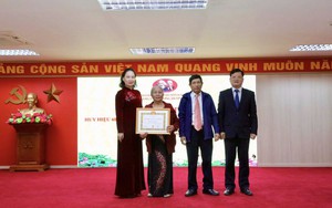 Đảng ủy phường Dương Nội trao tặng Huy hiệu Đảng cho 17 đảng viên