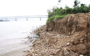 Hà Nội: Công bố tình huống khẩn cấp sạt lở bờ sông Đuống