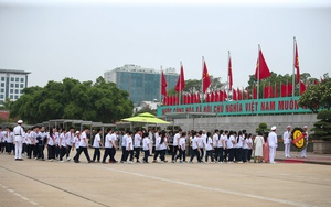 Hàng nghìn người dân xếp hàng vào Lăng viếng Bác