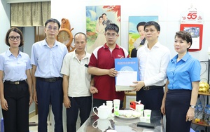 Thăm, hỗ trợ gia đình công nhân bị tai nạn và có hoàn cảnh khó khăn