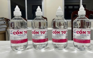 Bắt giữ 2 đối tượng sản xuất cồn y tế giả