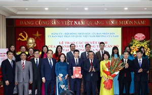 Trao quyết định về công tác cán bộ tại phường Cửa Nam và Hai Bà Trưng