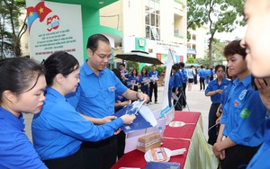Hà Nội: Hơn 5.000 áo xanh tình nguyện 'tiếp sức mùa thi'