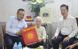 Chủ tịch UBND TP. Hà Nội Trần Sỹ Thanh thăm, tặng quà người có công