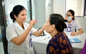Khám sức khỏe và tặng quà cho người có công với cách mạng