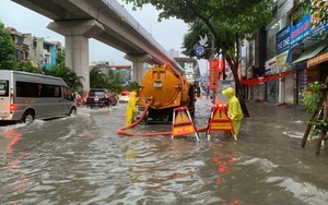 Hà Nội: Mưa lớn, nhiều tuyến phố ngập sâu