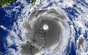 Khuyến cáo người dân hạn chế ra đường khi siêu bão Ragasa đổ bộ