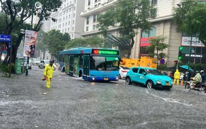 Hà Nội: Mưa lớn gây 65 điểm úng ngập