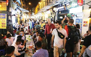 Hà Nội vươn tầm "Thành phố Ẩm thực châu Á"- Ảnh 8. Hà Nội: Thiên đường ẩm thực đường phố hút khách quốc tế