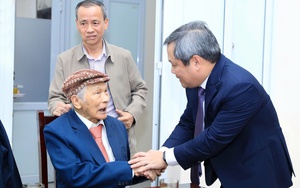 Chủ tịch UBND TP. Hà Nội trao Huy hiệu Đảng đợt 3/2 tại Đảng bộ phường Giảng Võ