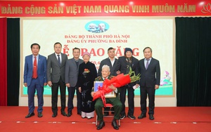 Chủ tịch UBND TP. Hà Nội trao Huy hiệu 80 năm tuổi Đảng tại phường Ba Đình