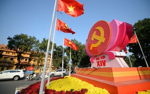 Treo cờ Tổ quốc kỷ niệm 72 năm Ngày Giải phóng Thủ đô