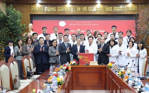 Thứ trưởng Bộ Y tế thăm, chúc Tết cán bộ, y bác sĩ tại Bệnh viện Thanh Nhàn