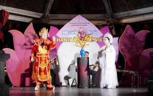Âm thanh hiện đại kết hợp truyền thống giữa phố đi bộ Hồ Gươm