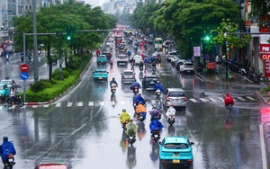 Công an TP. Hà Nội chủ động phân luồng, hỗ trợ người dân khi mưa lớn kéo dài