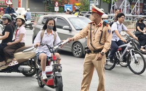 Cảnh sát giao thông Hà Nội đồng loạt ra quân tuyên truyền, xử lý phụ huynh và học sinh vi phạm giao thông