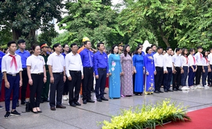 Lãnh đạo TP Hà Nội dâng hoa tưởng niệm Chủ tịch Tôn Đức Thắng 