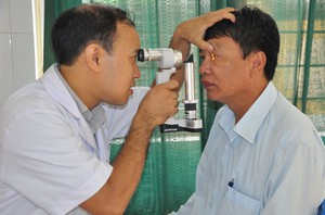 Khám mắt miễn phí tri ân gia đình thương binh liệt sỹ