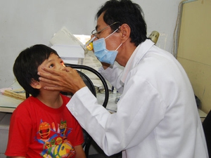 Thực hư dịch đau mắt đỏ bùng phát trái mùa ở Hà Nội