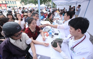 Hà Nội: Hàng nghìn người được khám bệnh miễn phí
