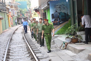 Ra quân dẹp phố cà phê đường tàu để bảo đảm ATGT đường sắt